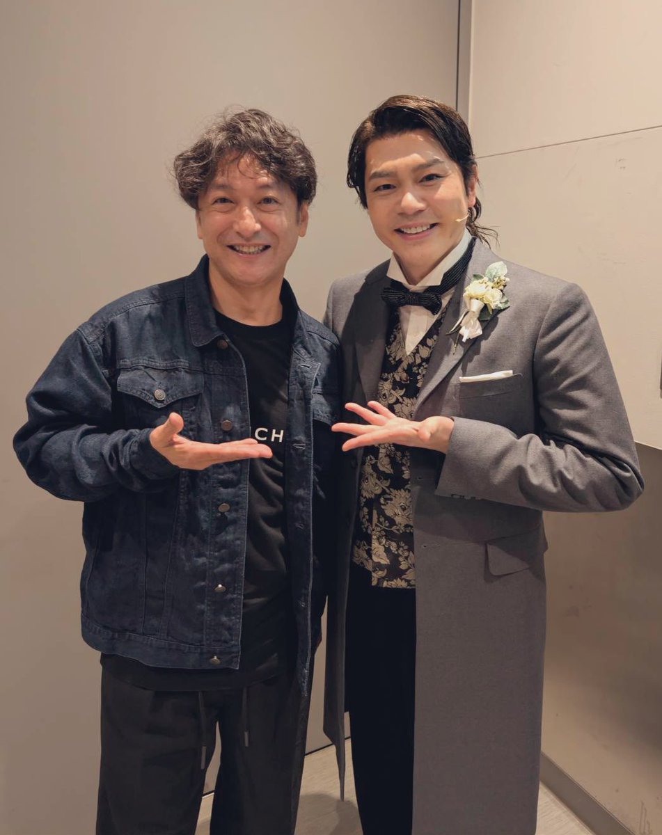 V_T_Sato's tweet photo. 最後に
石丸幹二さんが
ご観劇にきて下さいました！

石丸さんのジキハイCDを
何度も何度も聴いて
今回この作品に挑ませてもらいました。

観に来てくださり
本当にありがとうございました！

秋にご一緒するミュージカルも
よろしくお願いします！！

皆様！！
また地方公演でお会いしましょう！ https://t.co/rQi9giSf7q
