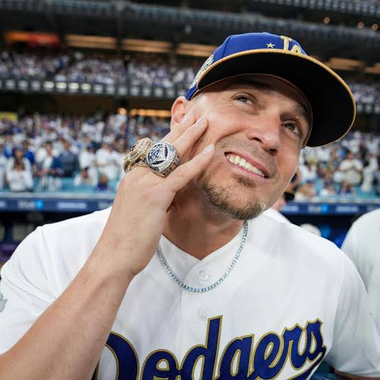 villain mode tweet media