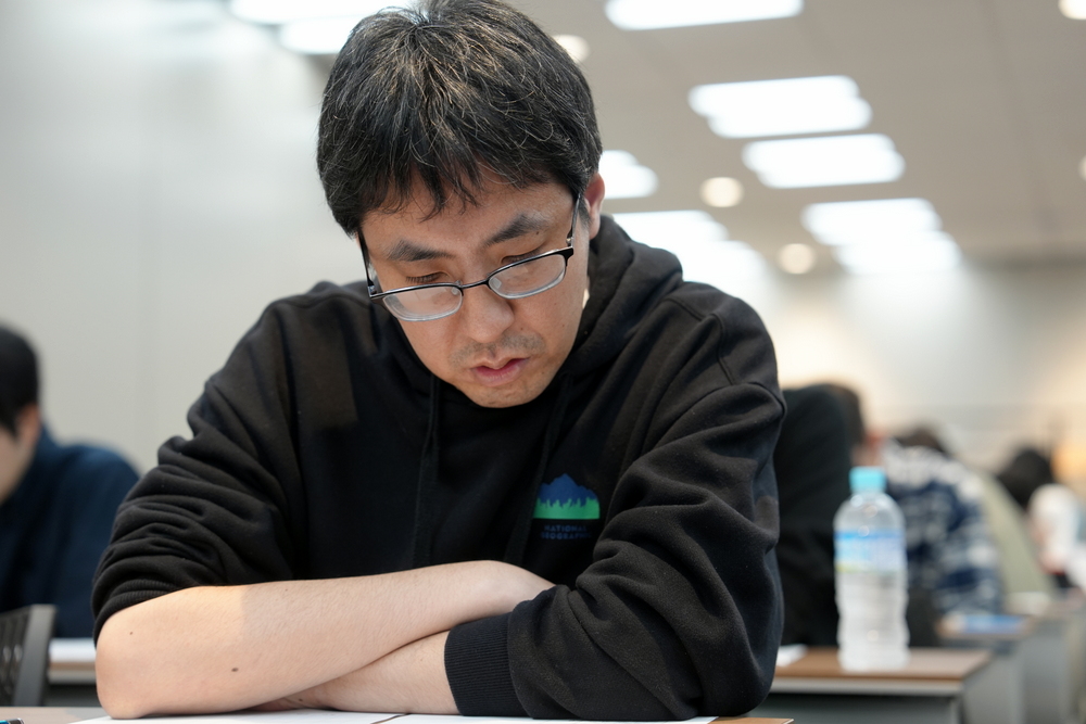 詰将棋解答選手権チャンピオン戦、東京会場で出場している棋士の表情です。左上から伊藤匠二冠、行方尚史九段、広瀬章人九段、佐々木勇気八段。行方九段 ...