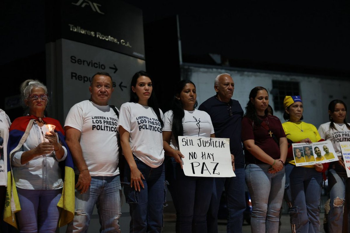 clippve's tweet photo. VIGILIA | Hoy, 28 de marzo, se cumplen 80 días desde que los familiares de los presos políticos decidieron convertir las adyacencias de El Helicoide en su segundo hogar. Desde allí, resisten desde el amor y la esperanza de reencontrarse con los suyos. 

No bajaremos la voz. Seguimos exigiendo la liberación inmediata de todos los presos políticos. ¡Hasta que todos estén en casa! 🇻🇪

#LibertadParaLosPresosPoliticos