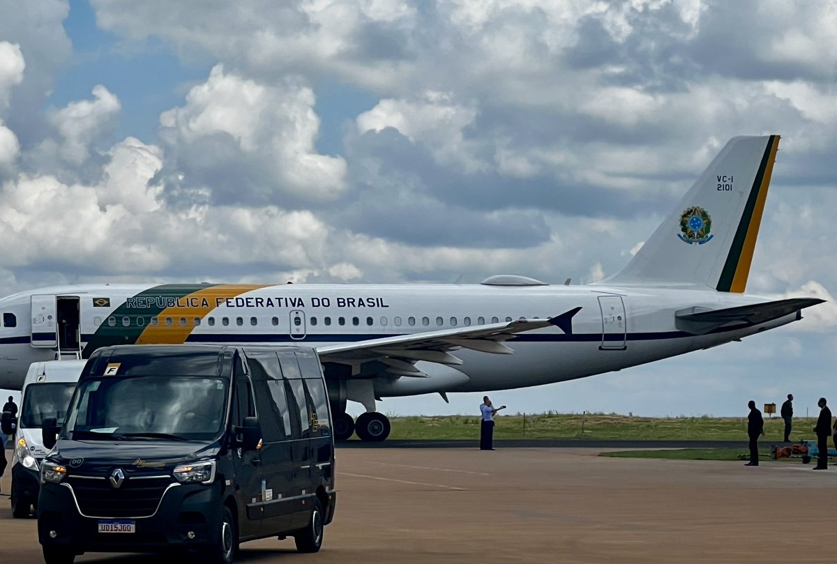 SwedenInSP's tweet photo. ✈️ Um marco histórico para o sucesso da aeronáutica sueco-brasileira: A @fab_oficial em parceria com a @saabdobrasil e a @Embraer realizaram cerimônia de apresentação do #F39EGripen, a primeira aeronave supersônica produzida no Brasil. Este momento simboliza não apenas um avanço tecnológico de alto nível, mas também o fortalecimento da #cooperação internacional, da #transferência tecnológica e capacidade industrial estratégica do país, que representam um novo capítulo para a aviação e a defesa nacional. Participaram as mais altas autoridades deste inesquecível lançamento do primeiro caça supersônico #suecobrasileiro em co-produção, um passo decisivo para a soberania tecnológica e industrial do país. A cerimônia na quarta-feira 25/3 em Gavião Peixoto (SP) marca a entrada do Brasil em um seleto grupo de nações com capacidade de produzir aeronaves de combate de alta complexidade, resultado de uma #cooperação estratégica entre a sueca Saab e a brasileira Embraer.

🇧🇷 Do lado brasileiro participaram o Presidente da República @LulaOficial  Luiz Inácio Lula da Silva e o Vice-Presidente da República @geraldoalckmin , também Ministro de Estado do MDIC  - Ministério da Indústria, Comércio e Serviços, acompanhados das demais autoridades: Ministro Chefe da Casa Civil @costa_rui , o Ministro @DarioDurigan da Fazenda, o Ministro @marciofrancasp do Ministério do Empreendedorismo, a Ministra @lucianasantos do Ministério da Ciência, Tecnologia e Inovação, o Ministro @jader_barbalho do Ministério das Cidades, o Ministro @Silvio_CFilho , do Ministério de Portos e Aeroportos, o Ministro @luizmarinhopt do MTE - Ministério do Trabalho e Emprego, o Ministro @JoséMúcio do Ministério da Defesa, o Ministro #MarcosAmaro do GSI, o Comandante da Aeronáutica #Damasceno, o Presidente @AloysioMercadante do #BNDES e os Presidentes @FranciscoGomesNeto e @JBOSCO_JR da Embraer e sua área de Defesa.

🇸🇪 Entre as autoridades e lideranças da Suécia participaram  @SweAmbassadorBR Karin Wallensteen da Suécia no Brasil, o CEO Global Johansson Micael da @Saab e o CEO Peter Dölling da @saabdobrasil Brasil, acompanhados dos colegas do #TeamSwedenBR: o Comissário de Comércio e CEO Andreas Rentner, do @BusinessSweden no Brasil, o Presidente Sergio Quiroga da Cunha, da @SwedchamBrasil | Câmara de Comércio Sueca no Brasil e seu Diretor-Executivo Jonas Lindström, além da Diretora-Executiva Alessandra Holmo do https://t.co/AHwlEF8cKn, do Cônsul Renato Pacheco Neto @rpn_neto e do Vice-Cônsul Peter Johansson. Nossos especiais 🙏 agradecimentos ao pioneirismo de Bengt Janér pelos esforços históricos que proporcionam no longo prazo de 3 décadas, desde os anos 90, o sucesso do projeto, bem como a todos os parceiros da SAAB: Ana Paula Camargo, Anton Nilsson, Cristiana Pontual Norinder, Fabrício Saito, Fredrik Gustafson, Laercio Pereira, Lars Bergström, entre outros que tão bem nos receberam.

#SwedeninSP #SwedeninBR #SAAB #Gripen #FAB #Defesa #Inovação #MadeWithSweden #Brasil #Suecia #Embraer #Indústria #Tecnologia