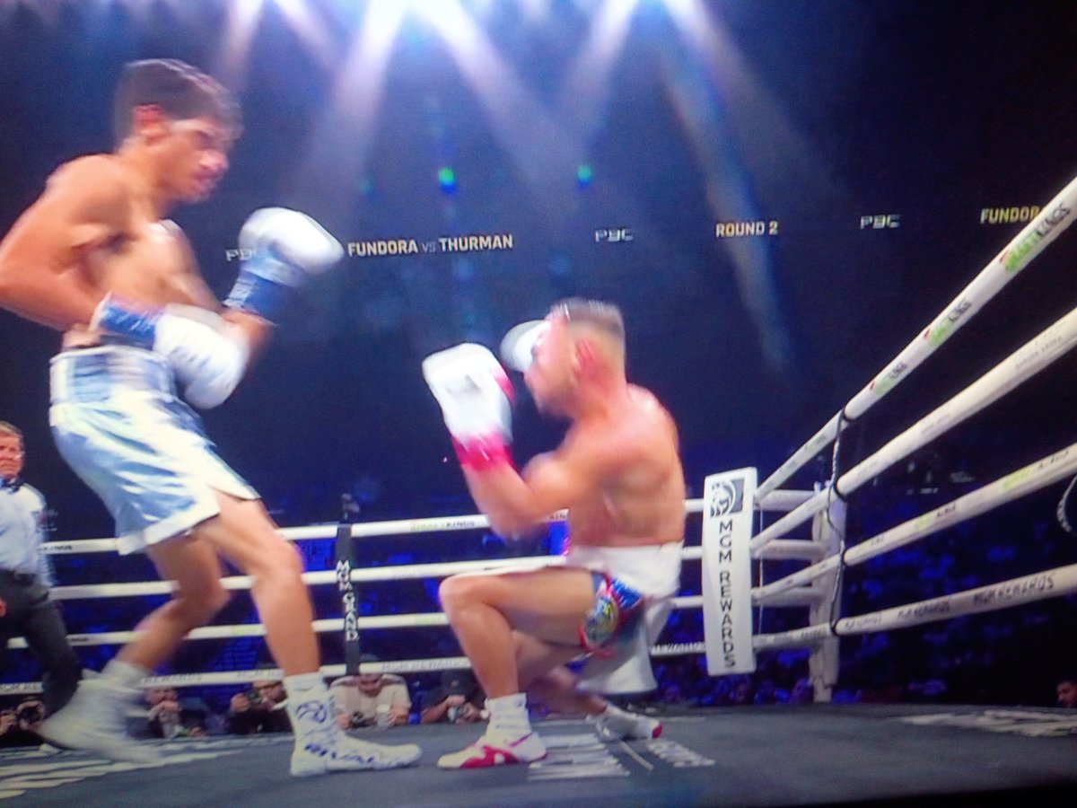 Intenxsifys's tweet image. Fundora nearly knocked Thurman out 😂😭 Thurman break dancing