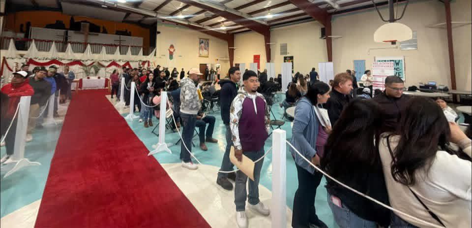 ConsulMexAlb's tweet image. Así se vivió el #ConsuladoMóvil en #Clovis, Nuevo México 🇲🇽

Un sábado con nuestra comunidad 🇲🇽, bajo el liderazgo del Cónsul Víctor Esponda (@vespondar), acercando servicios como pasaportes, matrículas consulares, actas de nacimiento y credenciales de elector, para que puedan