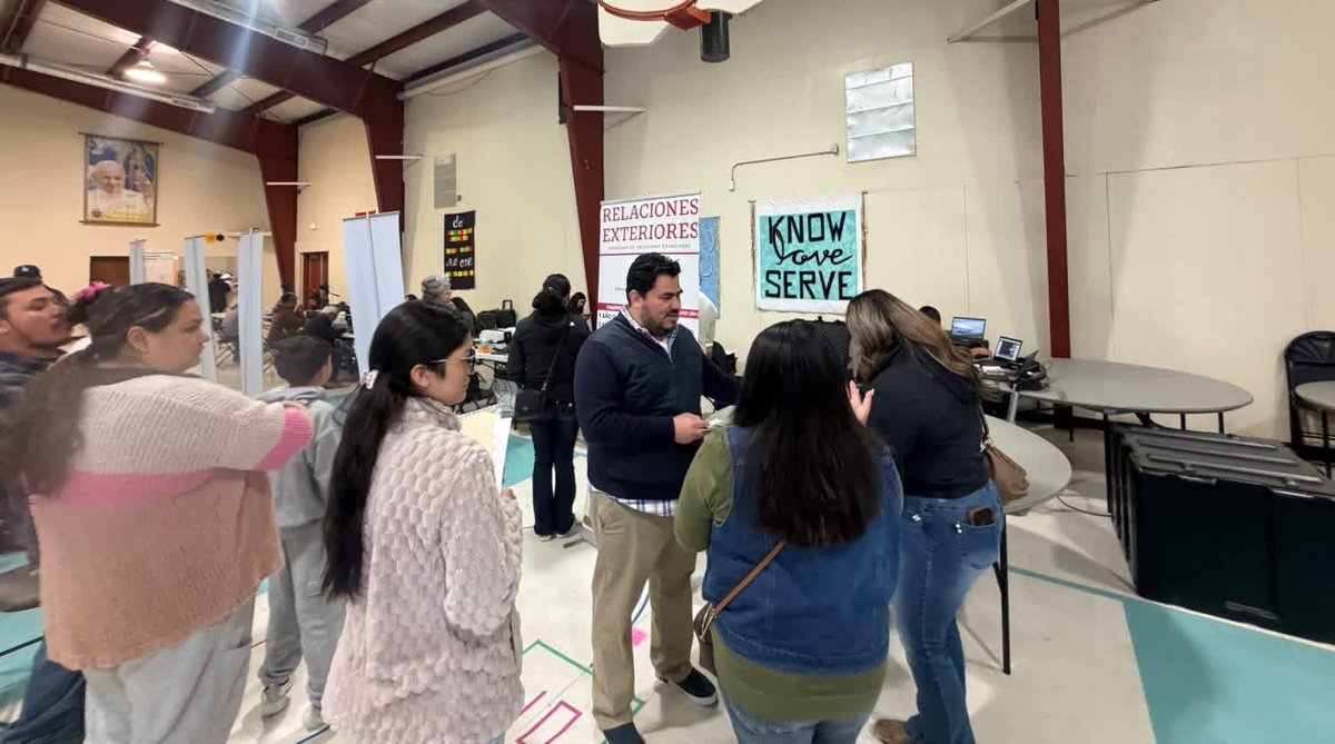 ConsulMexAlb's tweet image. Así se vivió el #ConsuladoMóvil en #Clovis, Nuevo México 🇲🇽

Un sábado con nuestra comunidad 🇲🇽, bajo el liderazgo del Cónsul Víctor Esponda (@vespondar), acercando servicios como pasaportes, matrículas consulares, actas de nacimiento y credenciales de elector, para que puedan