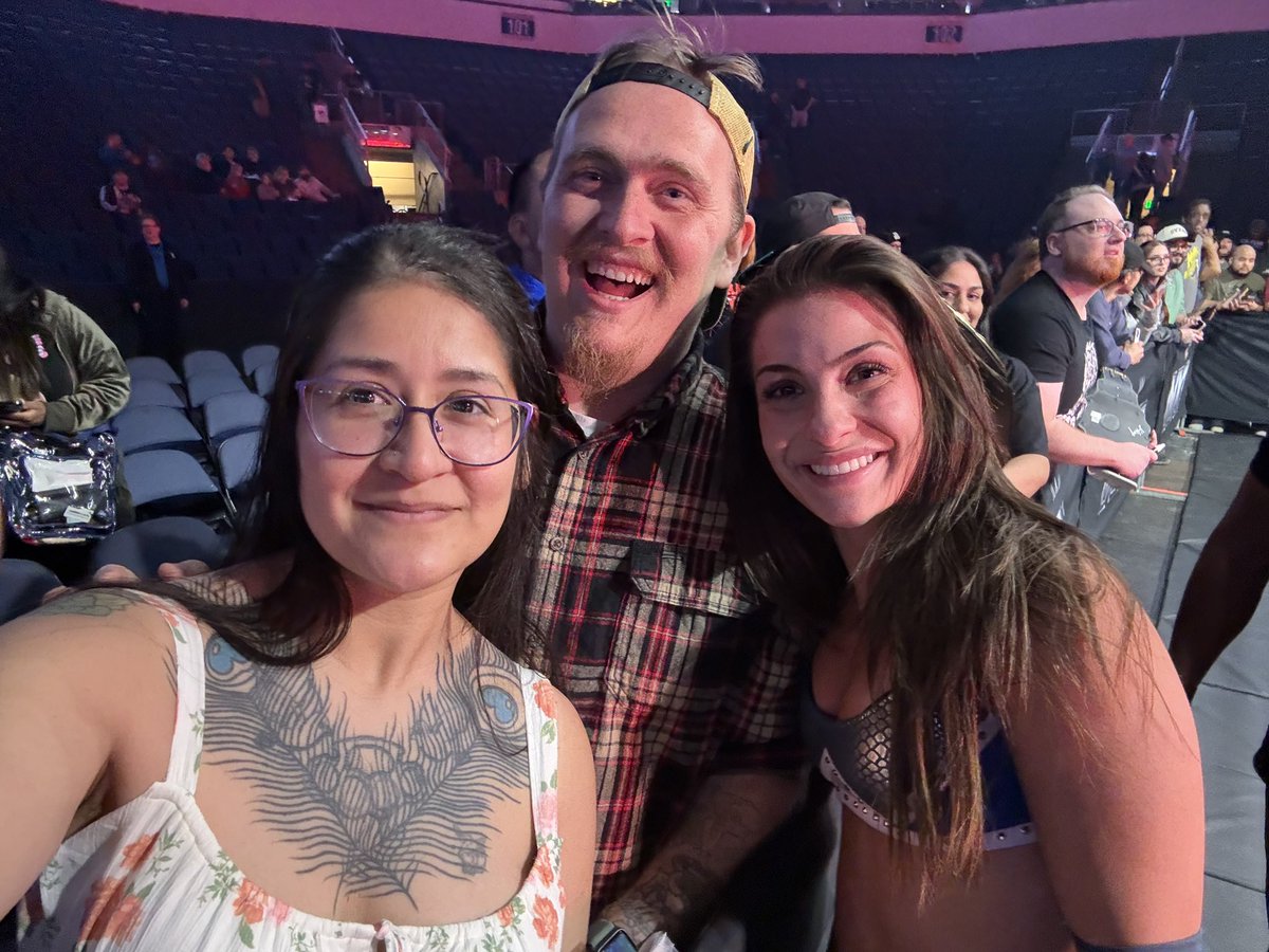 FrostedFears's tweet image. Pardon the cheesing, friends.

We had an INCREDIBLE night at NXT Live and managed to get a pic ringside with @kendalgreywwe! Next women’s champ and much more right here!

She’s totally getting the W on Tuesday! 🎉🤙🏻

#wwe #nxt
