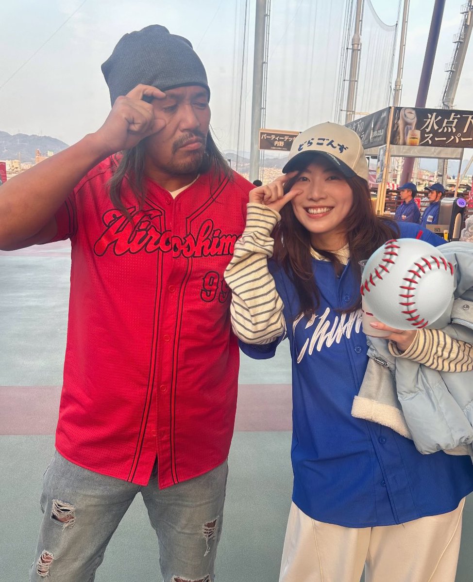 お久しぶり2ショット🙌🏻
開幕戦の応援に広島に行ったら内藤哲也選手に遭遇‼️まさにデスティーノ👀
いろんな球場に行って応援したいので⚾️
皆さんの好きなチームとおすすめの球場飯をコメントで教えてね😊
今シーズンも夫婦共々全力で応援します‼️
頑張れ‼️ドラゴンズ🐲💙#中日ドラゴンズ #dragons