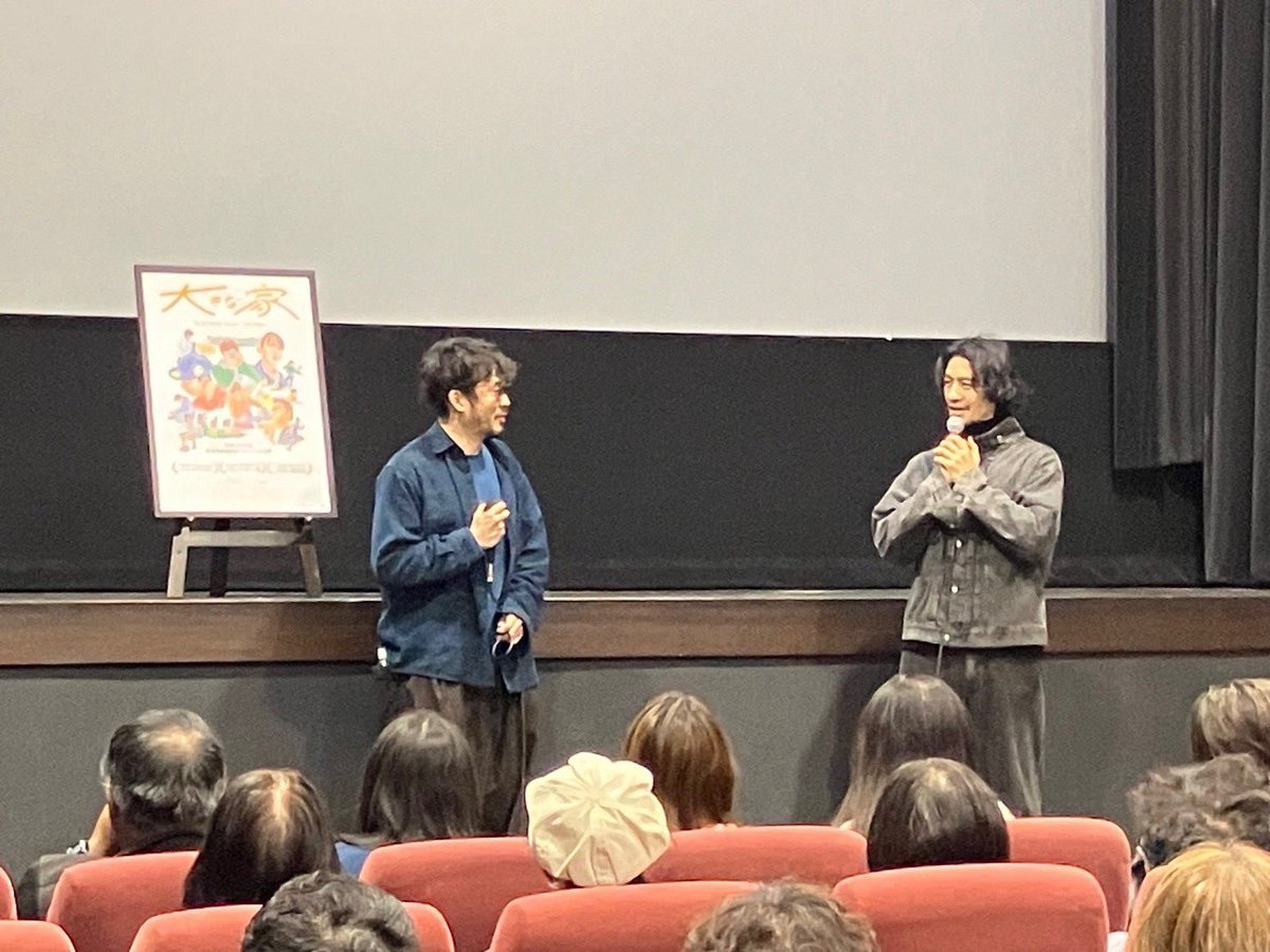 onomichieigakan's tweet photo. 『大きな家』竹林亮監督、齊藤工さんアフタートーク、沢山のご来場ありがとうございました。映画と映画館に込めた思いを語る齊藤工さんの言葉が心に響く、とても素敵な時間になりました。急きょパンフレットサイン会に齊藤さんも参加いただきました。上映は4月10日まで続きます。どうかお観逃しなく！ https://t.co/Pw6AinHOmJ