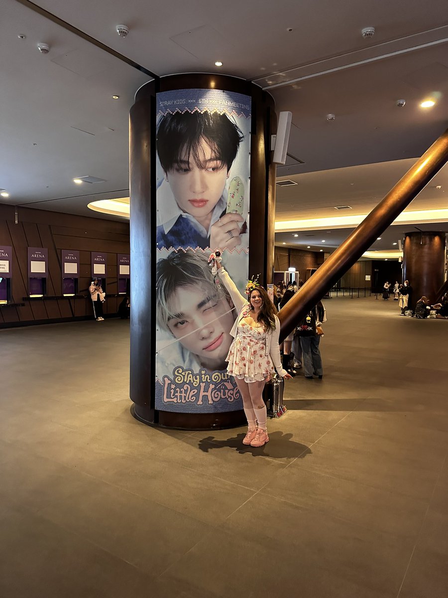aliena_irl's tweet photo. Stray Kids 6TH FANMEETING
.・✭ 𝗦𝗧𝗔𝗬 𝗶𝗻 𝗢𝘂𝗿 𝗟𝗶𝘁𝘁𝗹𝗲 𝗛𝗼𝘂𝘀𝗲 ✭・.
 Day 2 OOTD! 

Come find me to get a lightstick decal or keychain!! https://t.co/BiSrq2e0VN