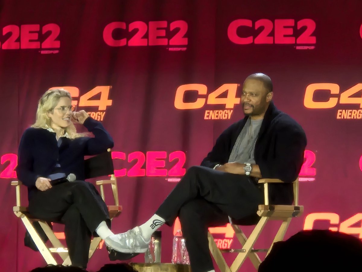 CW18Milwaukee's tweet photo. @celline_deLima Such a fun panel! It was great to see them. The crowd brought some solid questions &amp; even brought some smoke. Or should I say Smoak? 🤔😜 https://t.co/HgvjuijTVw