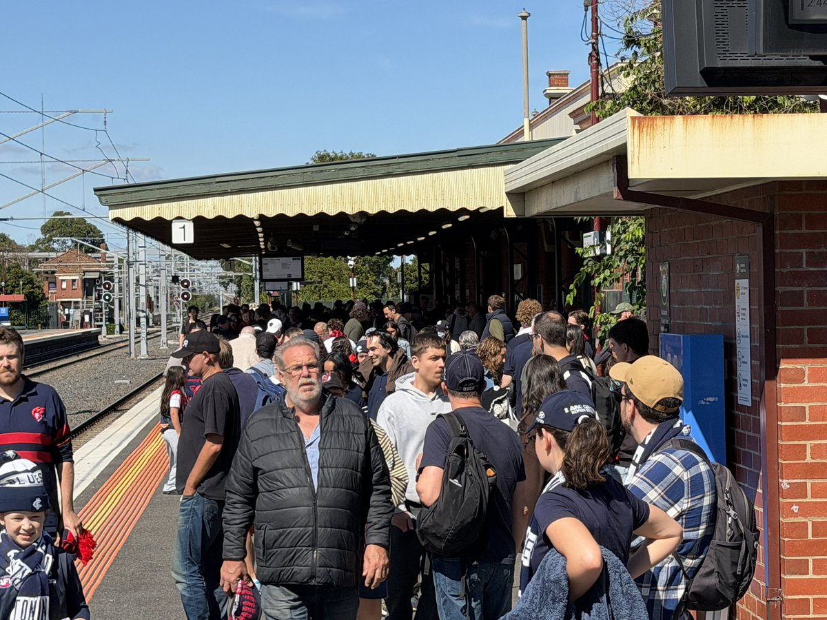CrStuartJames's tweet image. Better ichange experience at Caulfield, only 2min wait, but train chokers &amp;amp; people left behind

I still don’t understand why city trains don’t depart from P2 for seamless interchange

With free fares coming for April, things will only get worse

#MoreServicesPlease @metrotrains