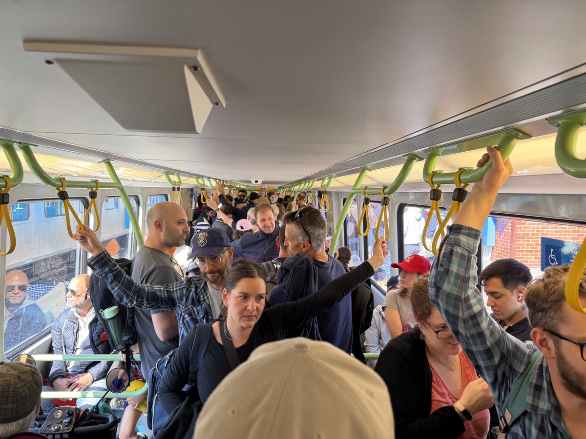 CrStuartJames's tweet image. Better ichange experience at Caulfield, only 2min wait, but train chokers &amp;amp; people left behind

I still don’t understand why city trains don’t depart from P2 for seamless interchange

With free fares coming for April, things will only get worse

#MoreServicesPlease @metrotrains
