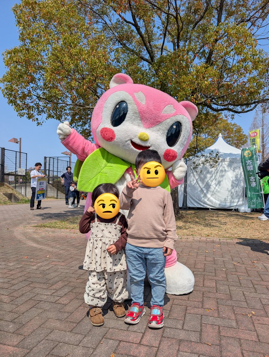 suucha_o's tweet photo. 舎人公園千本桜まつりにスーパーアンビュランス来るっていうからスーパーアンビュランスだけ見に行ったら、しっかりしたお祭りで楽しかった https://t.co/0mk2Ftot7B