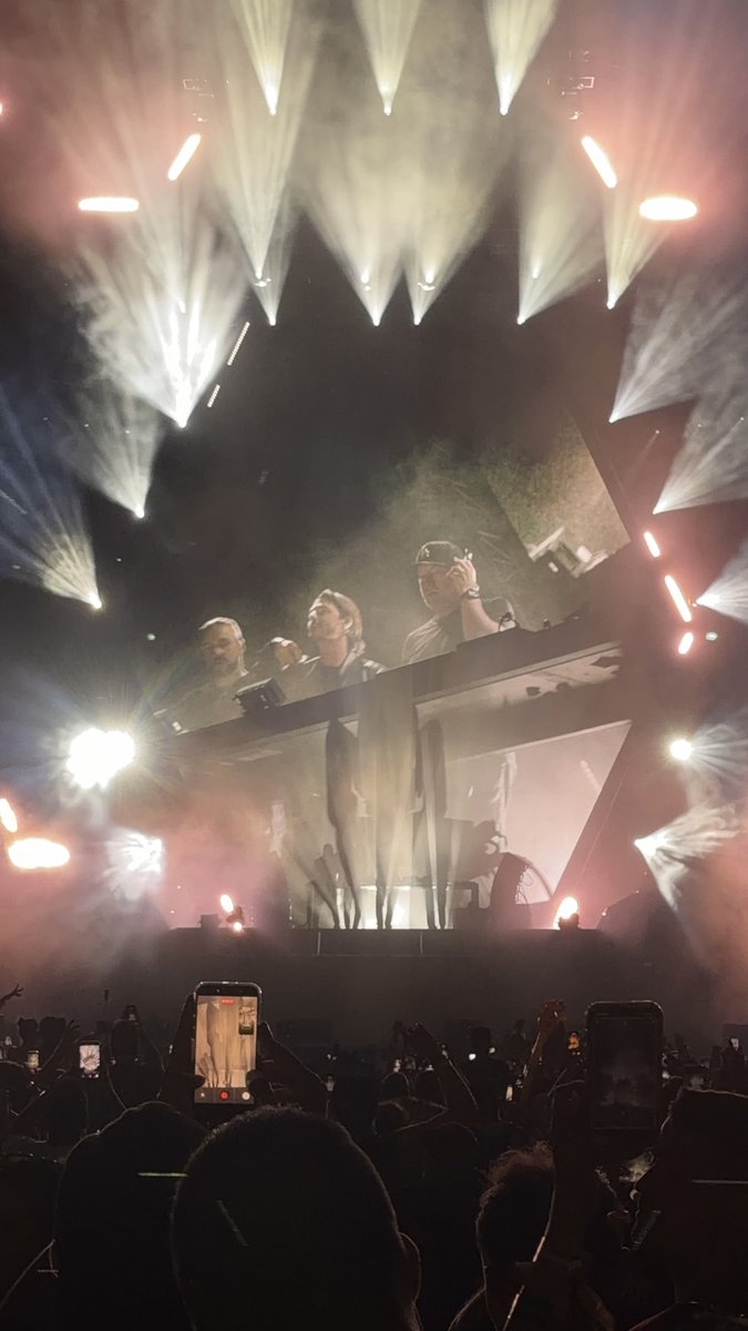 Alleined tweet media