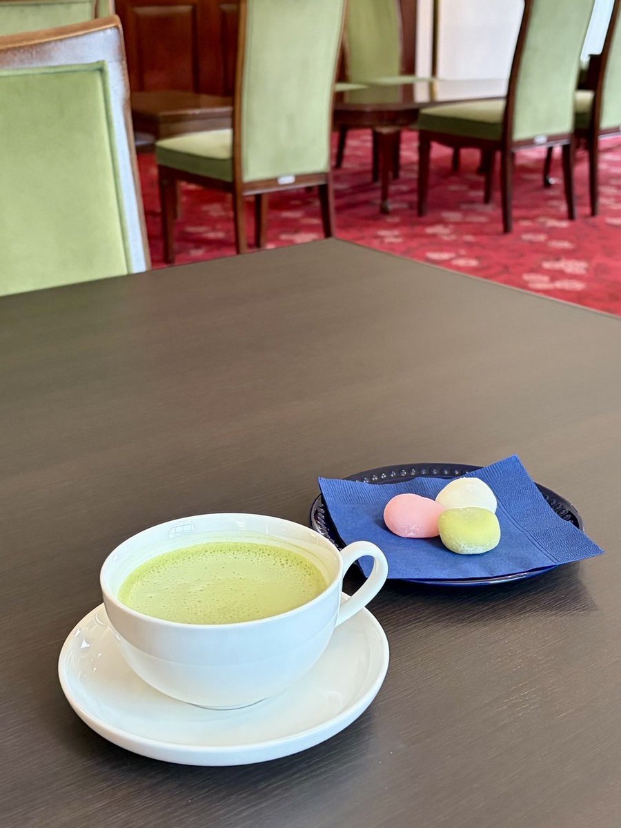 豊平館内にある喫茶室ハルニレから、4月より登場する2つの新商品のお知らせ
🔸焼菓子「豊平館フィナンシェ」
一袋2枚入　300円(税込)
お土産用もご用意しております

🔸春期間限定メニュー（4月～6月）
　「抹茶ラテセット」　780円(税込）
本日のお菓子を添えたセットです

#喫茶室ハルニレ #豊平館