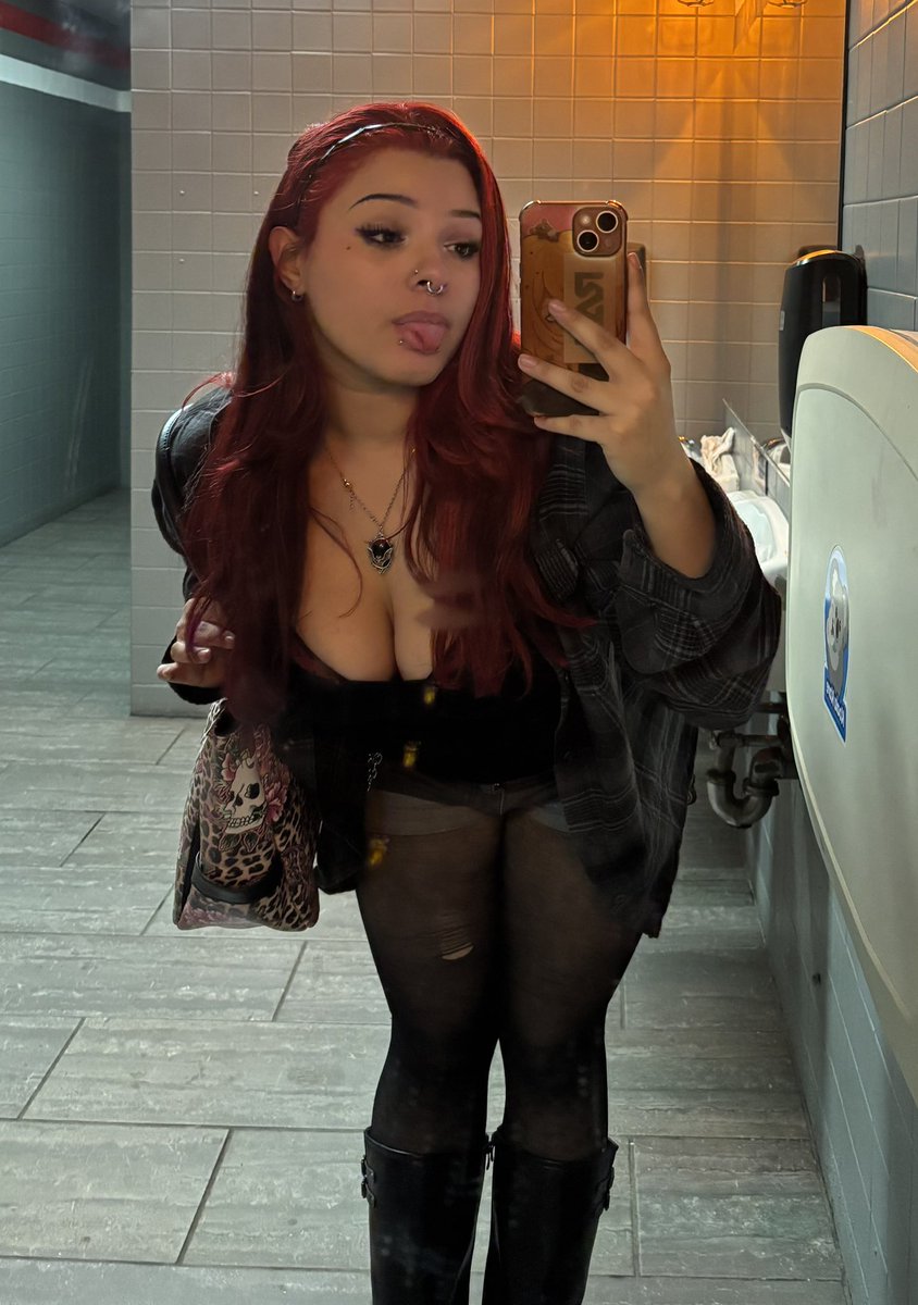 youfoundmodeus's tweet photo. I went full red do we like? #sexy #snapchat #chudai #altgirl https://t.co/UqRgk2pNJi