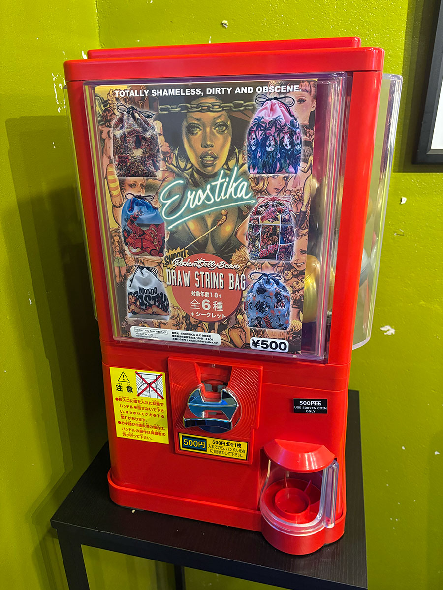 EROSTIKA_info's tweet photo. なお、EROSTIKA店頭では変わらずガチャガチャで購入できます。 https://t.co/JVAaZuC8kf