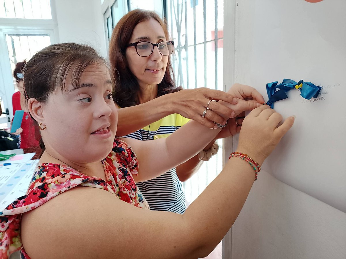 ACPDI_Cuba's tweet image. 💙Lazo azul por la inclusión 💙 
Las imágenes de nuestros miembros colocando sus lazos reflejan la fuerza de nuestra comunidad y la continuidad de aquel sueño que comenzó hace 13 años con la creación de GADIF.  
🌿 Cada lazo una promesa, cada familia, una esperanza.
❤️💙🧡💛💜💚