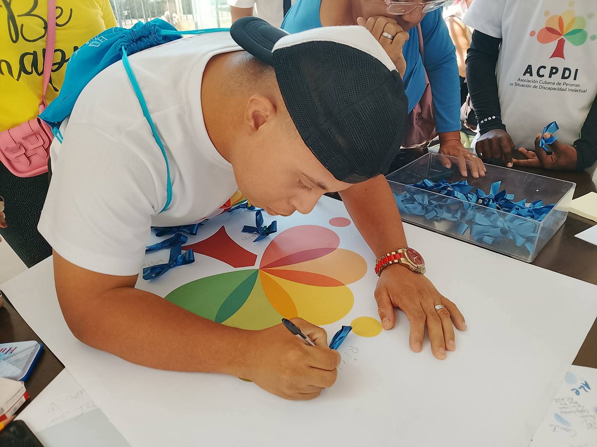 ACPDI_Cuba's tweet image. 💙Lazo azul por la inclusión 💙 
Las imágenes de nuestros miembros colocando sus lazos reflejan la fuerza de nuestra comunidad y la continuidad de aquel sueño que comenzó hace 13 años con la creación de GADIF.  
🌿 Cada lazo una promesa, cada familia, una esperanza.
❤️💙🧡💛💜💚