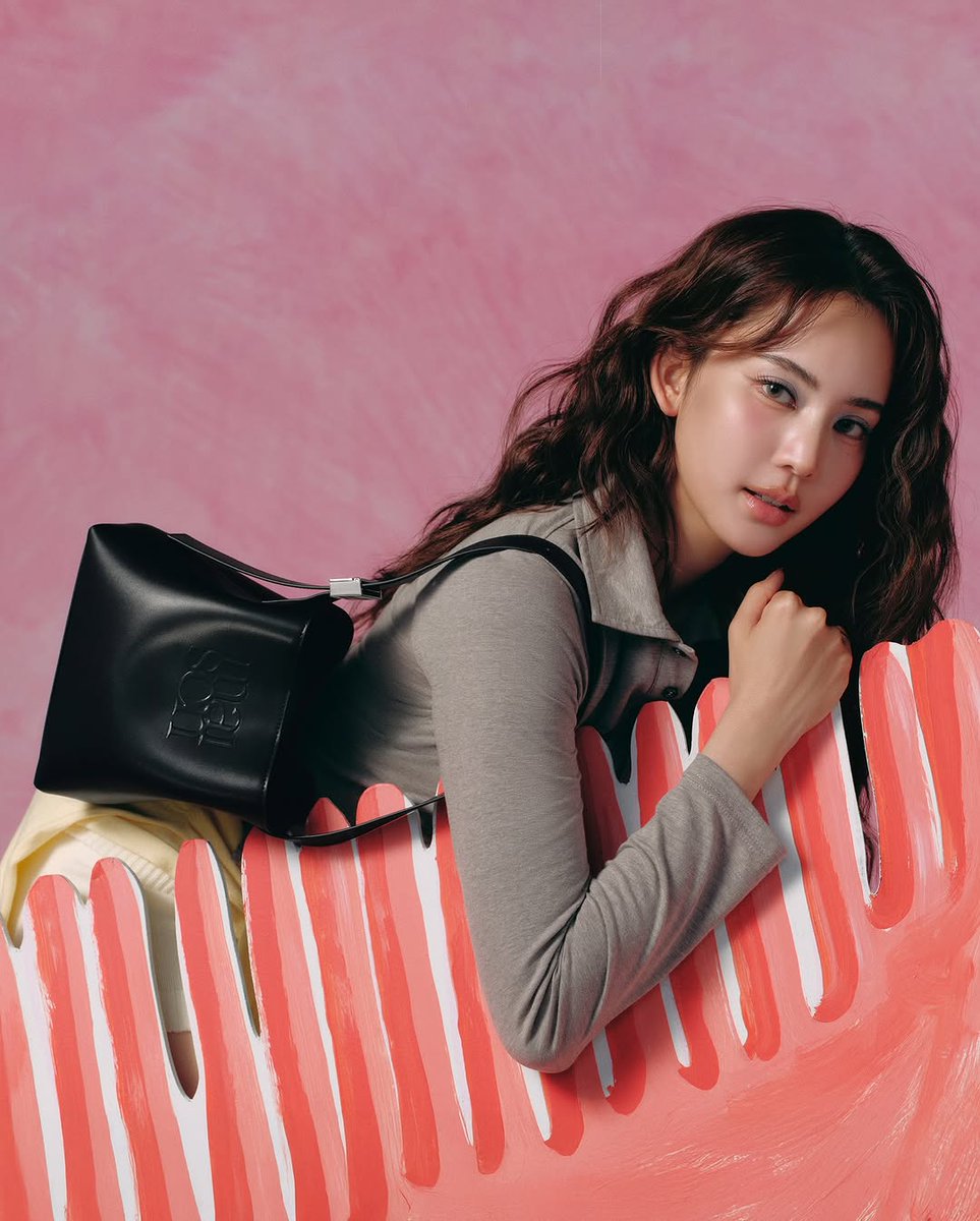 BOW_MUSEUM's tweet photo. เปิดตัว #โบว์เมลดา bow maylada Brand Presenter คนแรกของ @maisonkeeps กระเป๋าคอลเล็กชันใหม่ล่าสุด #TheMiniMaisonBag ดีไซน์น่ารักสุดๆ แมทช์ได้ทุกไลฟ์สไตล์
#BowformaisonKEEPS
The Mini Maison Bag ดีไซน์ทรง Bucket Bag ที่ปรับทรงได้ 2 แบบ ผ่านตัวล็อกด้านในให้ลูกเล่นทรงจีบ มีหูจับและสายสะพายยาว ใช้ง่าย คล่องตัวทุกโอกาส ด้านในบุด้วยผ้าซับในอย่างดีโทนเดียวกับตัวกระเป๋า พร้อมช่องจัดเก็บและซิปที่ใช้งานสะดวก มีให้เลือก 3 สี คือ Black และ Butter ใช้หนังวีแกน และสี Natural ลายสานถักมือ เปิดตัวแบบเอ็กซ์คลูซีฟเฉพาะ LINE Shopping วันที่ 3 เมษายนนี้ เวลา 12.00 น.
cr. https://t.co/KjNPGNPkrs