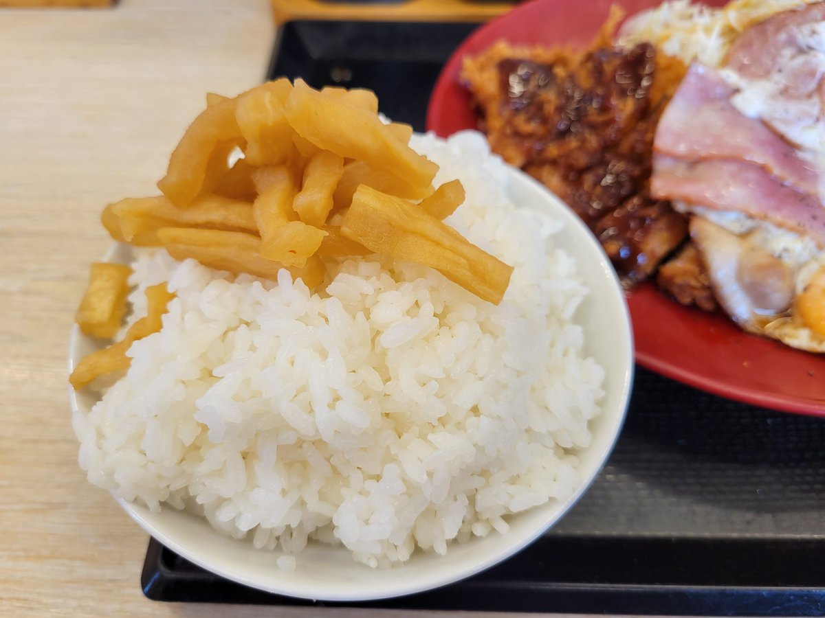 昨日、浅草の自家製麺NO11 ASAKUSAさんに行く途中、かつやの「ウルトラエッグ定食」が気になり、今日近くのかつやへ🤗

ウルトラエッグ定食は、ロースカツにチャーシュー・ベーコン・ソーセージエッグ、そして、ミニとん汁付き❗

あと割干大根漬けも食べれる🤗

#かつや
#ウルトラエッグ定食