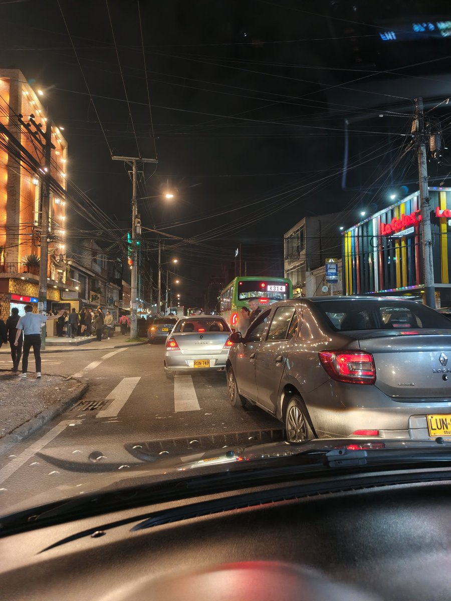JhonDoeColombia's tweet photo. @Fontibon_Bogota @Bogota esto es el caos real en #Modelia.
Trancónes, zonas de parqueo pago tomadas por los bares, mal parqueo, ruido, basuras y demás. 
Ustedes nos tiene sometidos a esto por no cumplir con sus obligaciones. 
Muchos locales ilegales, hasta cuando. 
Los esperamos. https://t.co/tqq0iqsCr8