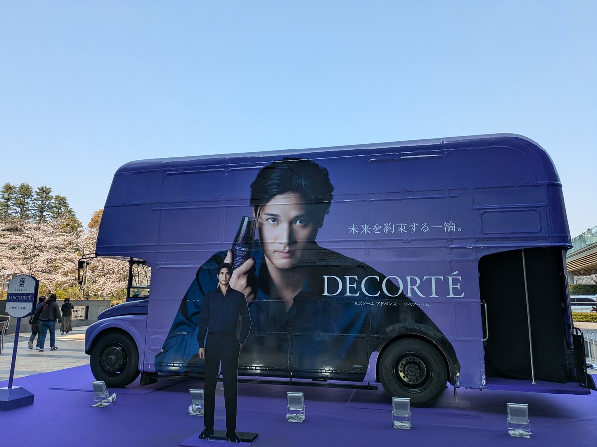 _koratta's tweet photo. リッツカールトンのカフェにお菓子を買いにきたのですが改装中で残念なところ、コスデコのイベントしていて！はぁ～都会だ~~（何か楽しい出会いはある）
#コスメデコルテ　#大谷ロンドンバス　#リポソーム美容液　＃エイジングケア https://t.co/lfutQ5IcL3