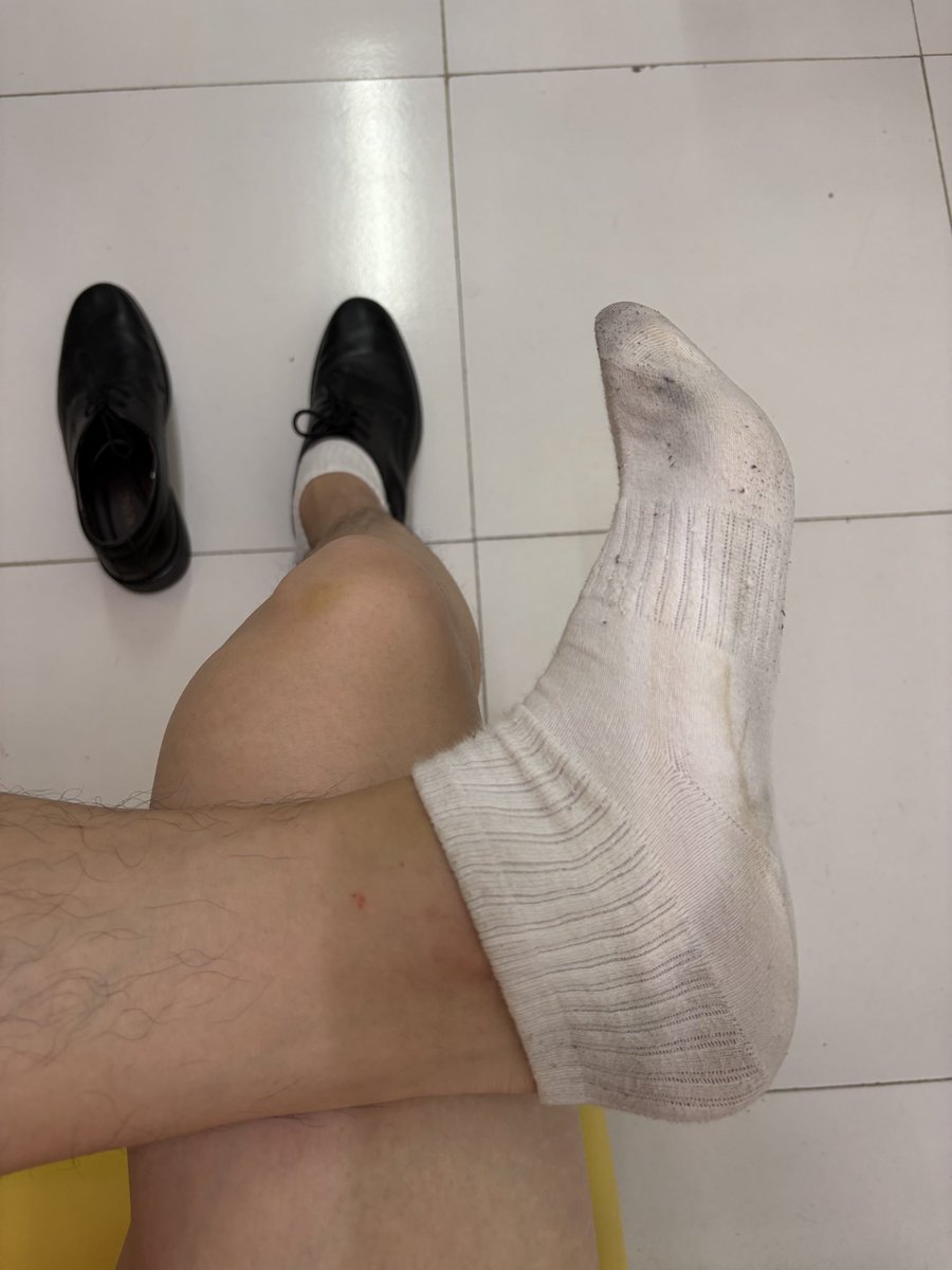 DavidZ1015013's tweet photo. 不爱穿白袜，因为才穿两天就又脏又臭 #西装 #45码 #直男 #鸡巴 #反差 https://t.co/j9Mz5jid9H