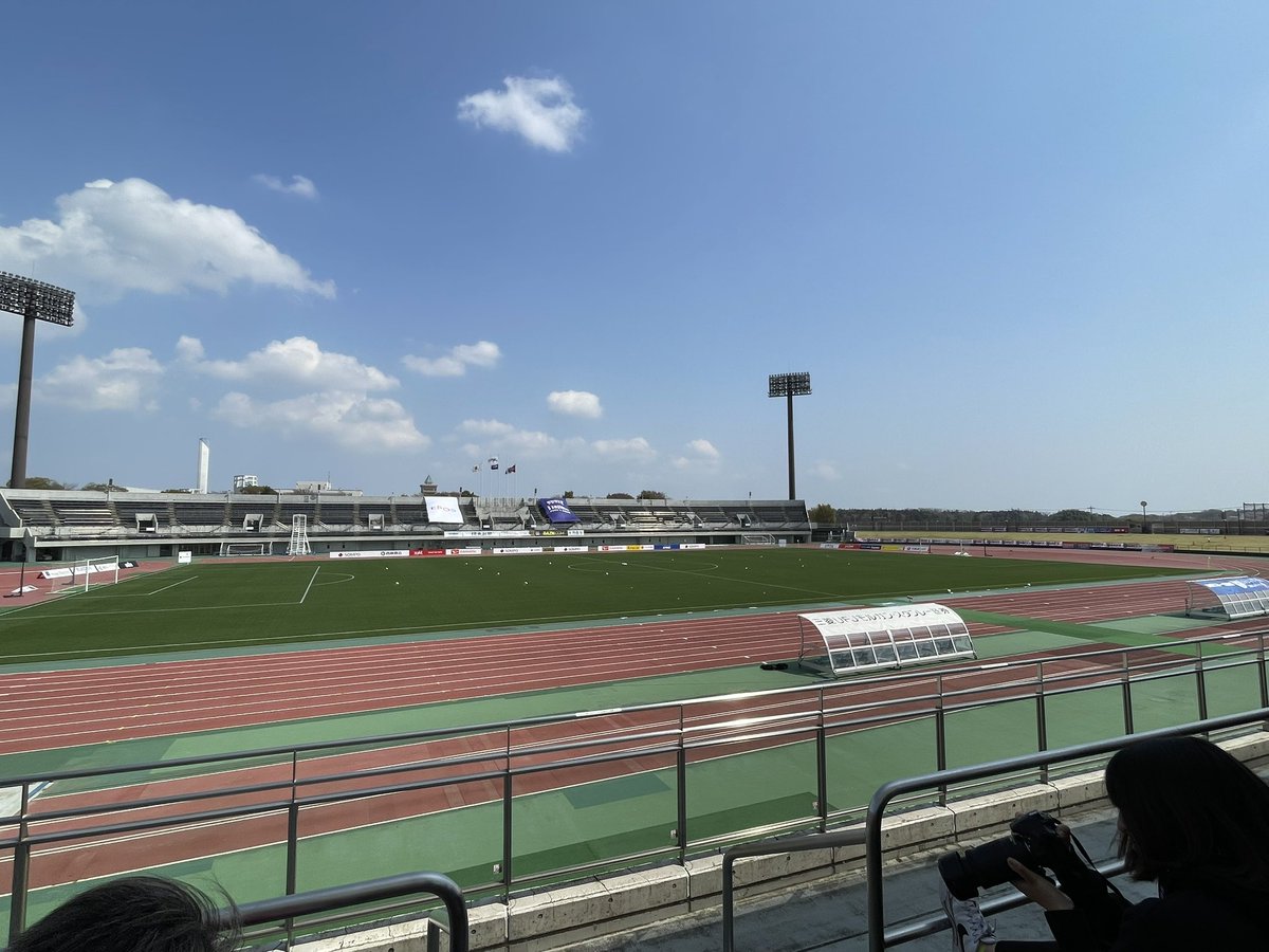 Andy0114REDS's tweet photo. WEリーグ 第17節 (アウェイ)
ノジマステラ神奈川相模原 vs 浦和レディース
リーグ戦再開。
我々の手で最高の後押しをするぞ〜!
相手チームの鉄人“大賀理紗子選手”の勇姿を観にきた。
WEリーグ発足以来100試合フル出場更新中…きょうも先発しています♬
#大賀理紗子
#REDSLADIES https://t.co/7iml5PvjOm