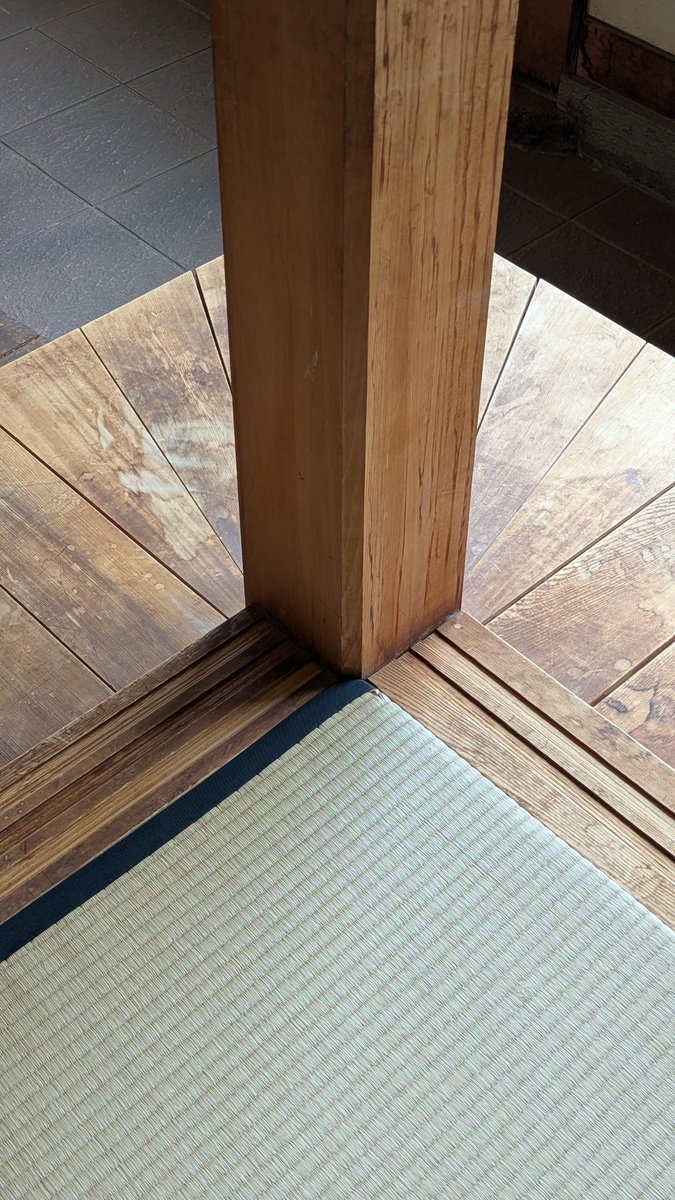 shimoji1991's tweet photo. 岩屋公園に来ています。
金閣寺をモデルにした建物もあり、内装の雰囲気も良かった… https://t.co/IN3yBg5sxJ