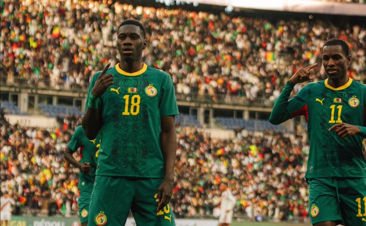 RDCnoticias's tweet image. FINAL EN SAINT-DENIS 🇵🇪0-2🇸🇳 
Debut amargo para Mano Menezes. Perú sigue sin ganar y suma 9 partidos de sequía. 
🔥 Senegal impuso su físico con goles de Jackson y Sarr. 
🇵🇪 Adrián Quiroz casi descuenta en su debut (poste al 86'). 
#ArribaPerú #ManoMenezes #Senegal #PeruvsSenegal