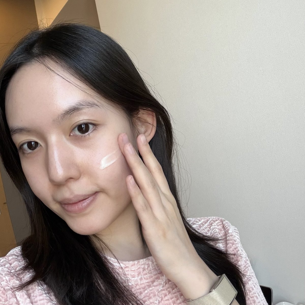 iamfatgirls's tweet photo. ตั้งแต่ใช้ขวดนี้คือฝ้าแดดจางลงจริง ผิวดูใสขึ้นกว่าเมื่อก่อนมาก เราไปเที่ยวทะเลโดนแดดจัดฝ้าแดดก็ขึ้น จนได้ใช้ Eucerin Booster Serum ขวดนี้คือแมสมาก มี Thiamidol สารไบรท์เทนนิ่งมาแรงสุดในตลาด หมอหลายคนยังออกมาบอกว่าไทอามิดอลในขวดนี้ลดฝ้าแดดรอยดำได้ดีที่สุด เนื้อบางเบา อยากให้ไปลองง https://t.co/Ps6zPq9Xkn