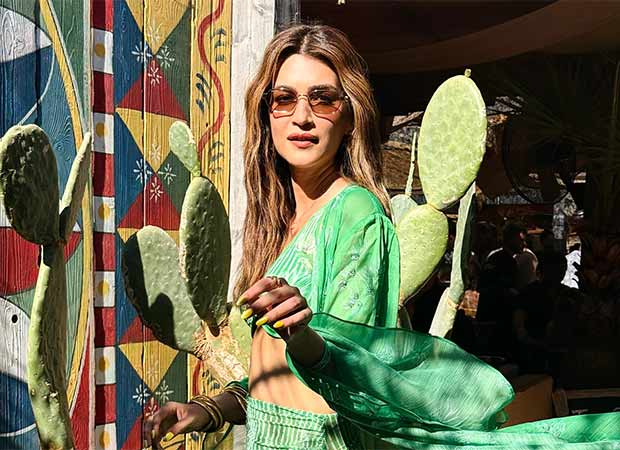 HetTannaHere's tweet image. BREAKING 🚨: #KritiSanon reveals that #Cocktail2 carries a similar vibe to #Cocktail, the film encompasses a mix a cocktail of emotions, camaraderie, drama, music, and stunning locations.

“The story involves two girls and one boy. The tone and atmosphere are in a comparable