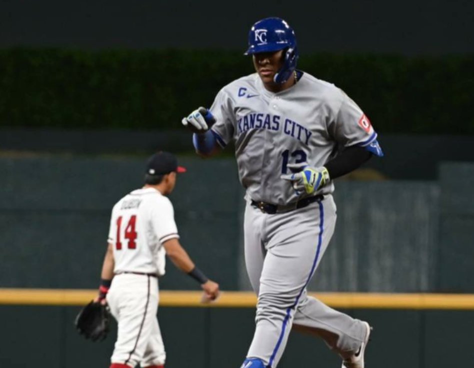 El Venezolano Salvador Pérez dispara su primer jonrón pero Atlanta los deja en el terreno

 sacó su faceta jonronera este sábado, pero no fue suficiente para que los Reales de Kansas City lograran su primera victoria de la temporada. Y es que los Bravos de Atlanta firmaron u...