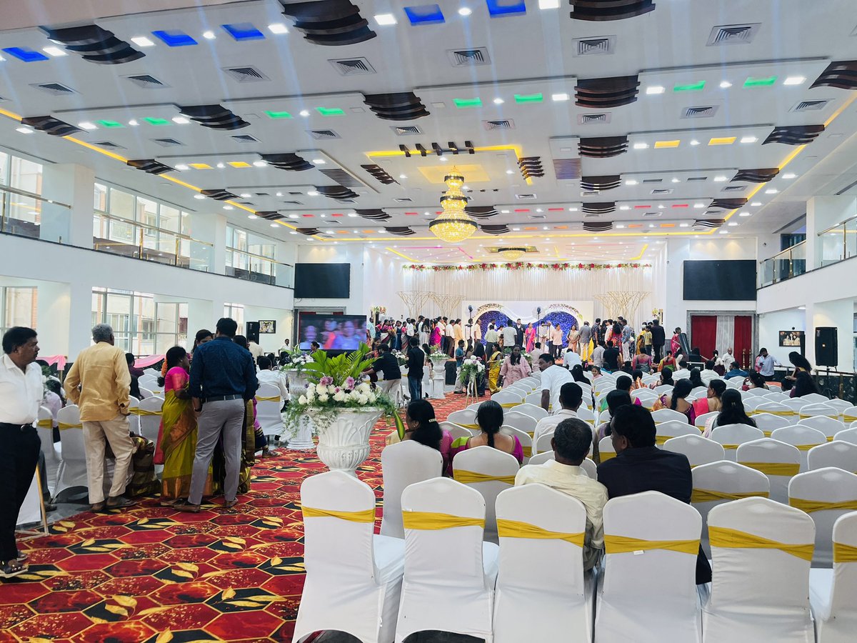 Sujoyitss's tweet photo. First Kannada wedding reception in the books! Came for the beautiful culture, stayed for the incredible food. https://t.co/OpQJNs2ENK