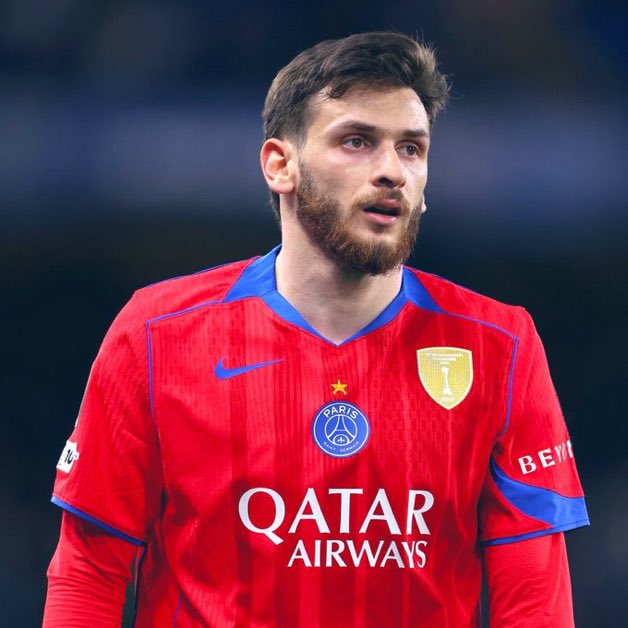 ‼️صفقة Khvicha Kvaratskhelia تُعد صعبة للغاية بالنسبة لـ Arsenal F.C.، حيث لا يرغب Paris Saint-Germain F.C. في تسريح اللاعب حاليًا.

ومع ذلك، إذا تغيّر هذا الموقف، فإن آرسنال سينقض على الفرصة فورًا، خاصة أنه يتمتع بوضع مالي قوي يسمح له بإتمام الصفقة. 🌟

ℹ️ <a href="/MattVerri/">Matt Verri</a>