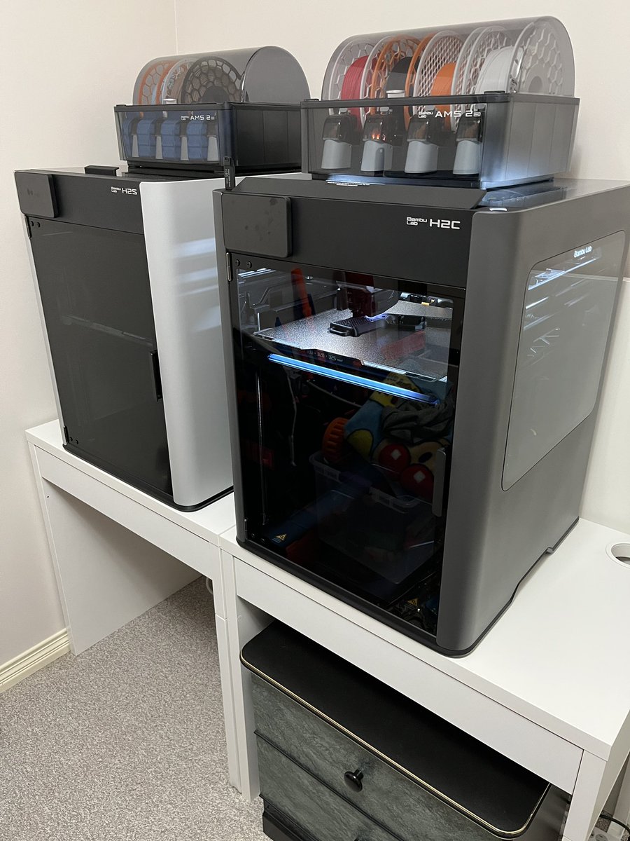 legitbreadd's tweet photo. Before and after!
I recently hunted down a couple of new desks on Facebook Marketplace for my 3D printers - if I tried putting both of them on my old IKEA table it would’ve snapped in half from the weight lmao https://t.co/PLWfvhDjzq