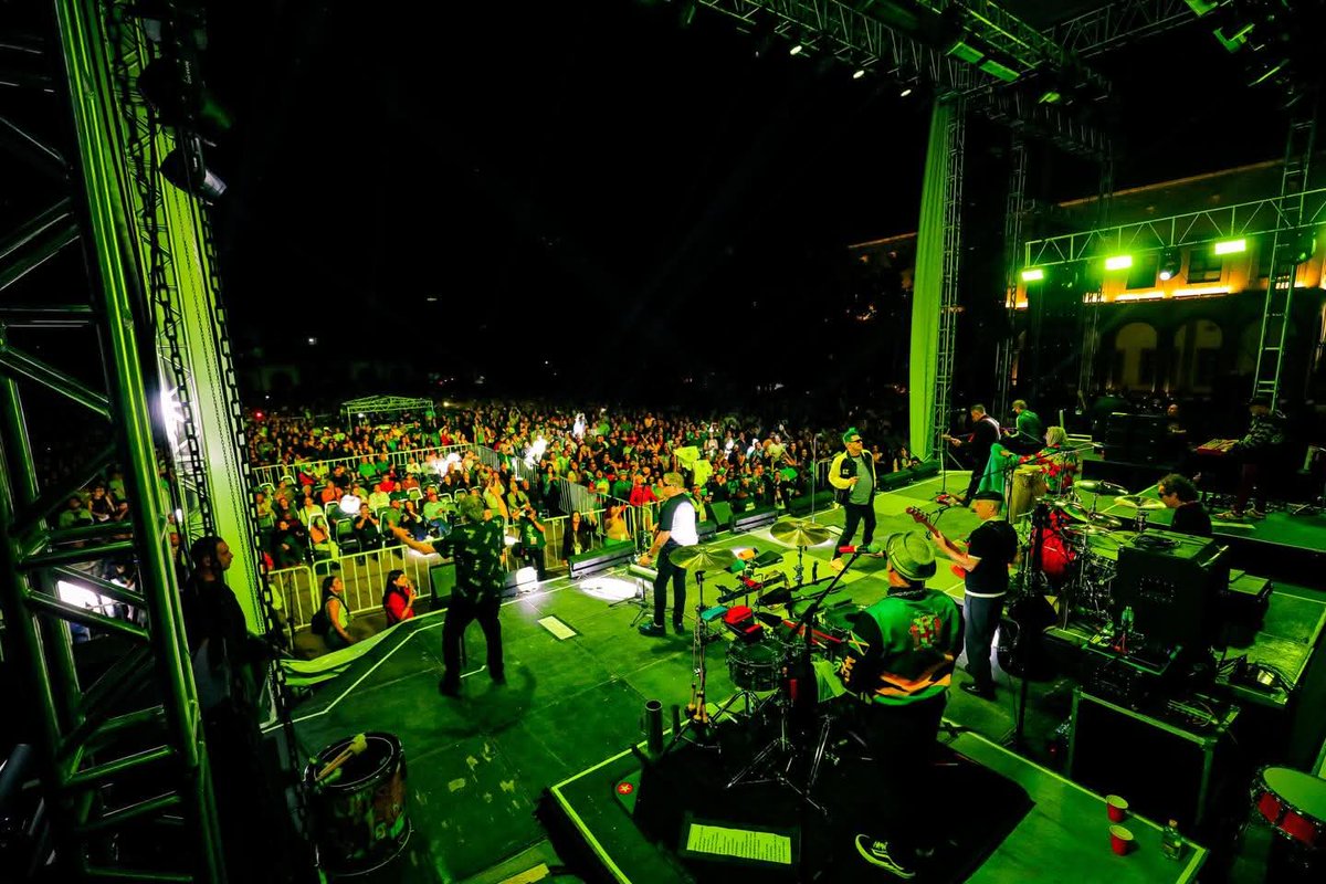 Noticias_Dgo's tweet photo. 🔴 Así se vivió el conciertazo de arranque del #RicardoCastro26 de Durango 🎶🤩

Los Autenticos Decadentes hicieron vibrar a los presentes ✨🎤

https://t.co/D3sxXETR4L https://t.co/Y1T8RAiieA