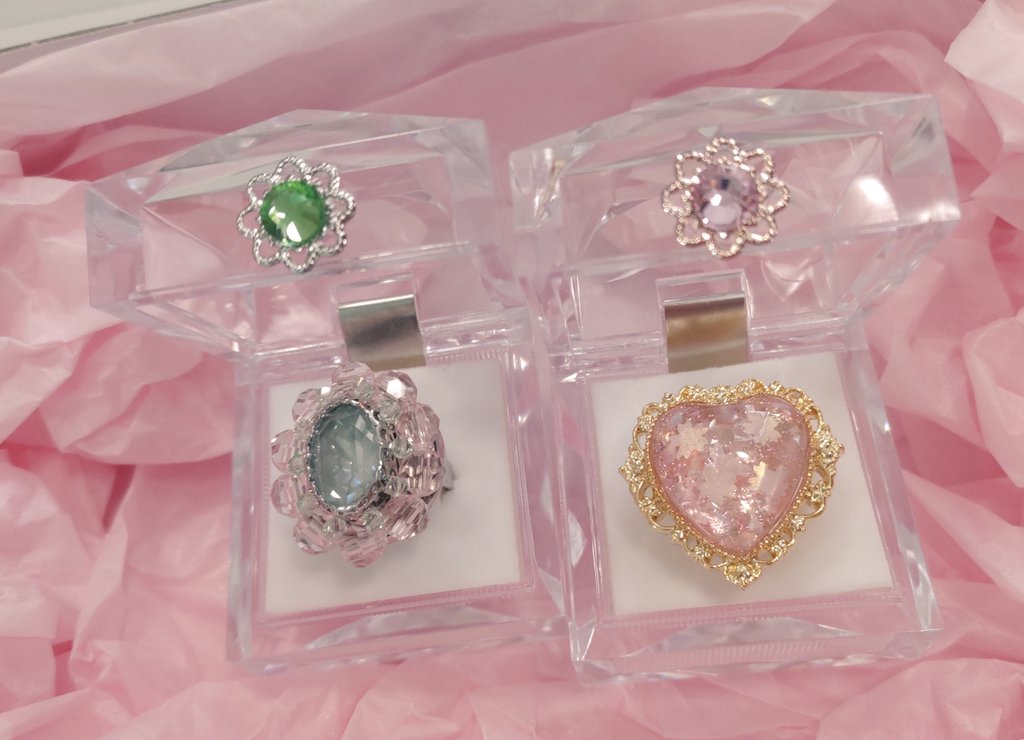 マルベリコさんの桜リングといっしょに、お花見散歩してきました🌸実物もめちゃめちゃかわいい〜〜〜🩷早く発送してくださったお陰で、桜に間に合ってうれしい☺️ありがとうございます✨
前回買った指輪と並べてもとってもかわいくて大満足🥰たくさん使って大切にします💍