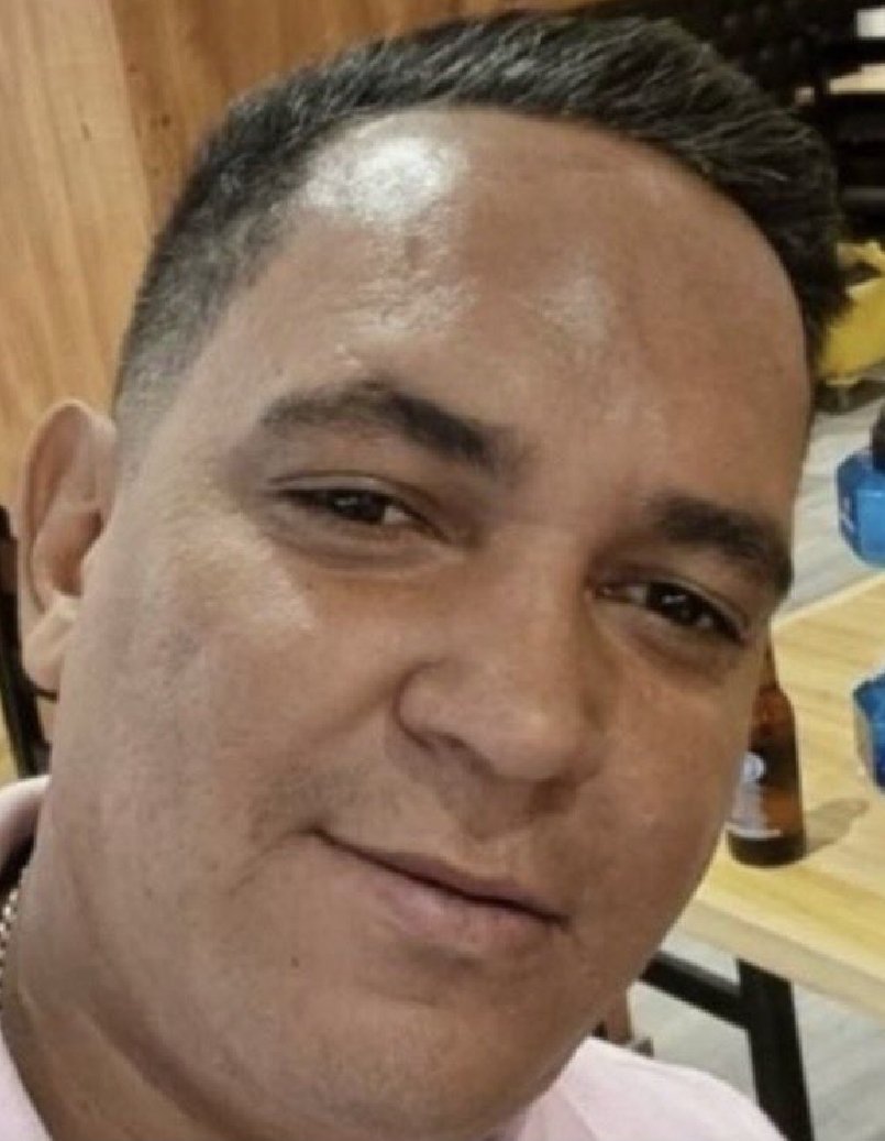 Quisiera saber si Ángel Pino, alias “Coco”, es realmente el dueño de “El Inmejorable”. También me surge la duda de cómo y quién le otorgó la concesión para operar apuestas de lotería. Por otro lado, ¿cómo es posible que, siendo banquero, se le permita también tener caballos?