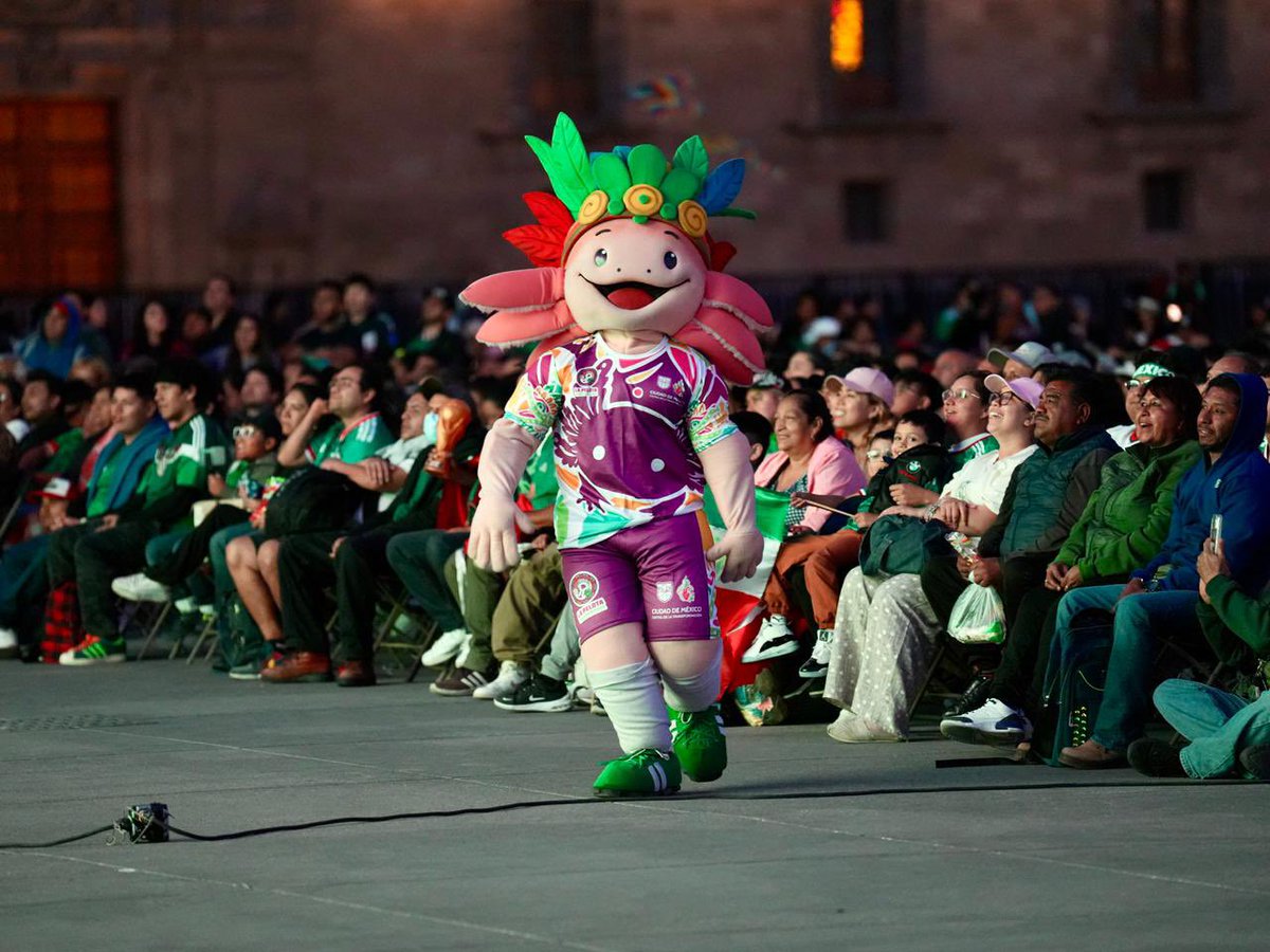 CulturaCiudadMx's tweet image. ¡El #Zócalo fue epicentro de muchos corazones que latieron al cien por ciento en cada movimiento de balón 🏟️❤️‍🔥⚽️

No existen palabras para describir lo que sentimos esta tarde, fue una sola voz, un solo grito y miles de almas vibrando en la misma sintonía. Ver nuestra bandera
