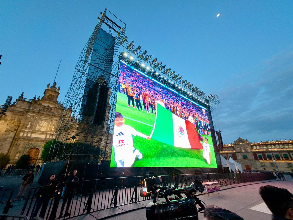 CulturaCiudadMx's tweet image. ¡El #Zócalo fue epicentro de muchos corazones que latieron al cien por ciento en cada movimiento de balón 🏟️❤️‍🔥⚽️

No existen palabras para describir lo que sentimos esta tarde, fue una sola voz, un solo grito y miles de almas vibrando en la misma sintonía. Ver nuestra bandera