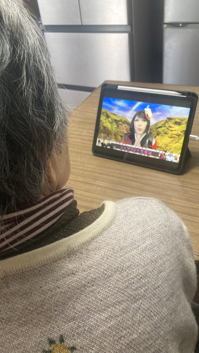 お母にも😁✨
お母にもジョソラ〜に引き込んでやろうと画策中〜😁❤️
あたし「ブルボンヌさんだよ〜」
お母「外国の…人？🙄」
笑
おかあさんとじょそらじ🤭✨