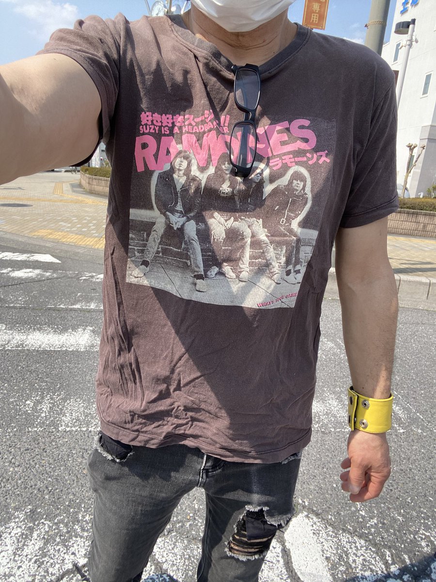 Tシャツの季節キタなー

ラモンズはにわかですw
有名曲しか知りません！←またかw

しわくちゃだなー（笑）
最後に綺麗にたためばよかったよよよ。