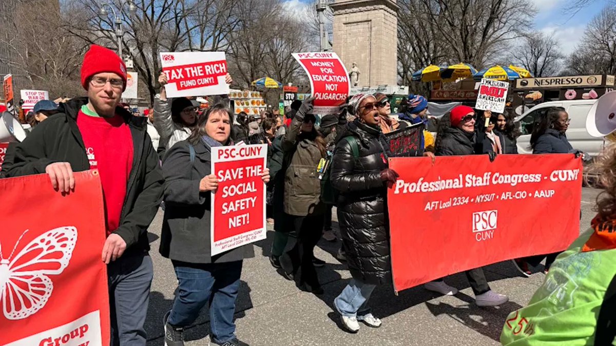 Miles protestan en Nueva York contra Trump en la tercera jornada de “No Kings”

La protesta en Nueva York formó parte de una movilización nacional impulsada por cientos de organizaciones, entre ellas ACLU y Amnistía Internacional
 centrovenezolanos.com/miles-protesta… 
InfoVenezolanos