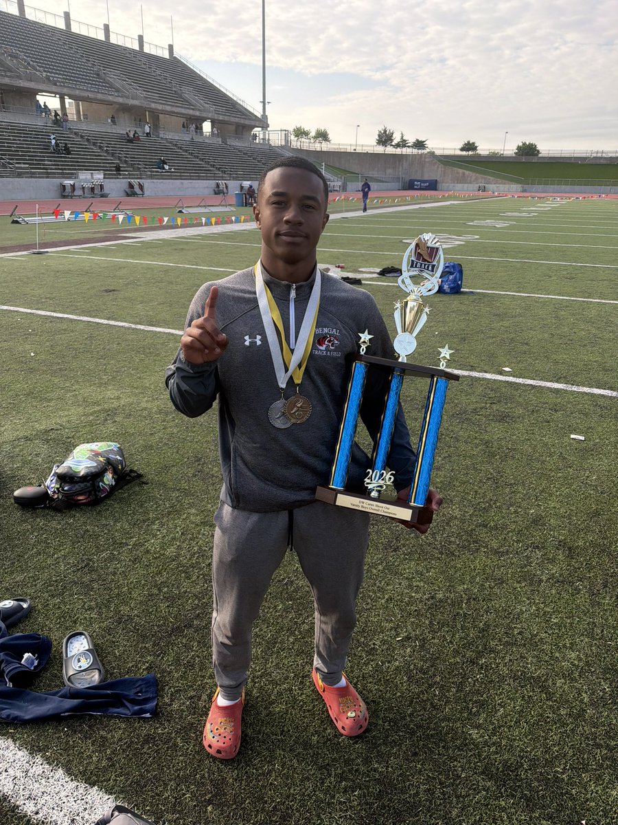 Zahir_Trufant6's tweet photo. Results from the track meet-
100- 1st overall 11.02- not a pr, but decent for 50 degree weather!
4x1- 2nd overall- 42.2 and a 10.3 split!
Won the meet overall in the varsity boys division‼️super proud of my team! Gearing up for district. Let’s go! @BengalLifestyle @EvansJusten @WardlawCoach @KoachG2