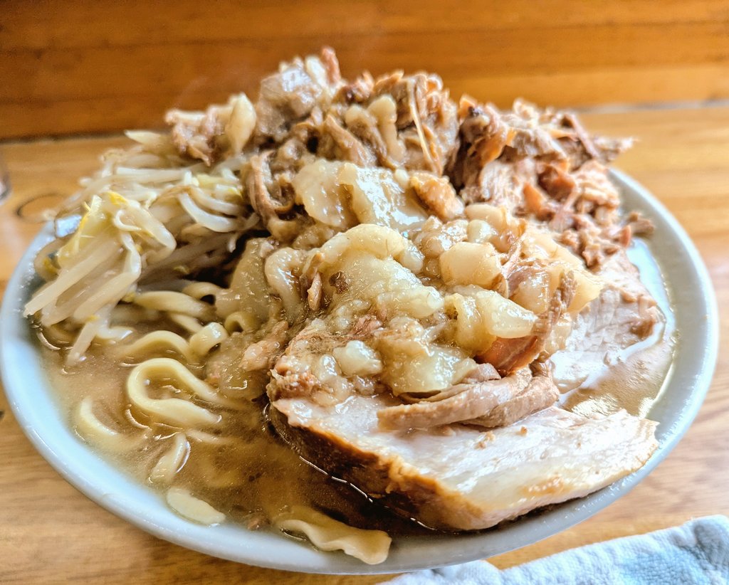 ラーメンそら
ラーメン(1200円)

衝撃的な1杯が忘れられず1ヶ月振り凸

ド濃厚キングオブ乳化スープうまし、旨味甘味塩味をバチバチに感じられるヤバい奴😎
推定350gワシゴワ麺からの極厚豚&amp;ほぐし豚の大群にやられかけギリ完食

これで1200円って何かのバグやん帰宅🤣
 #ラーメンそら  #ラーメン