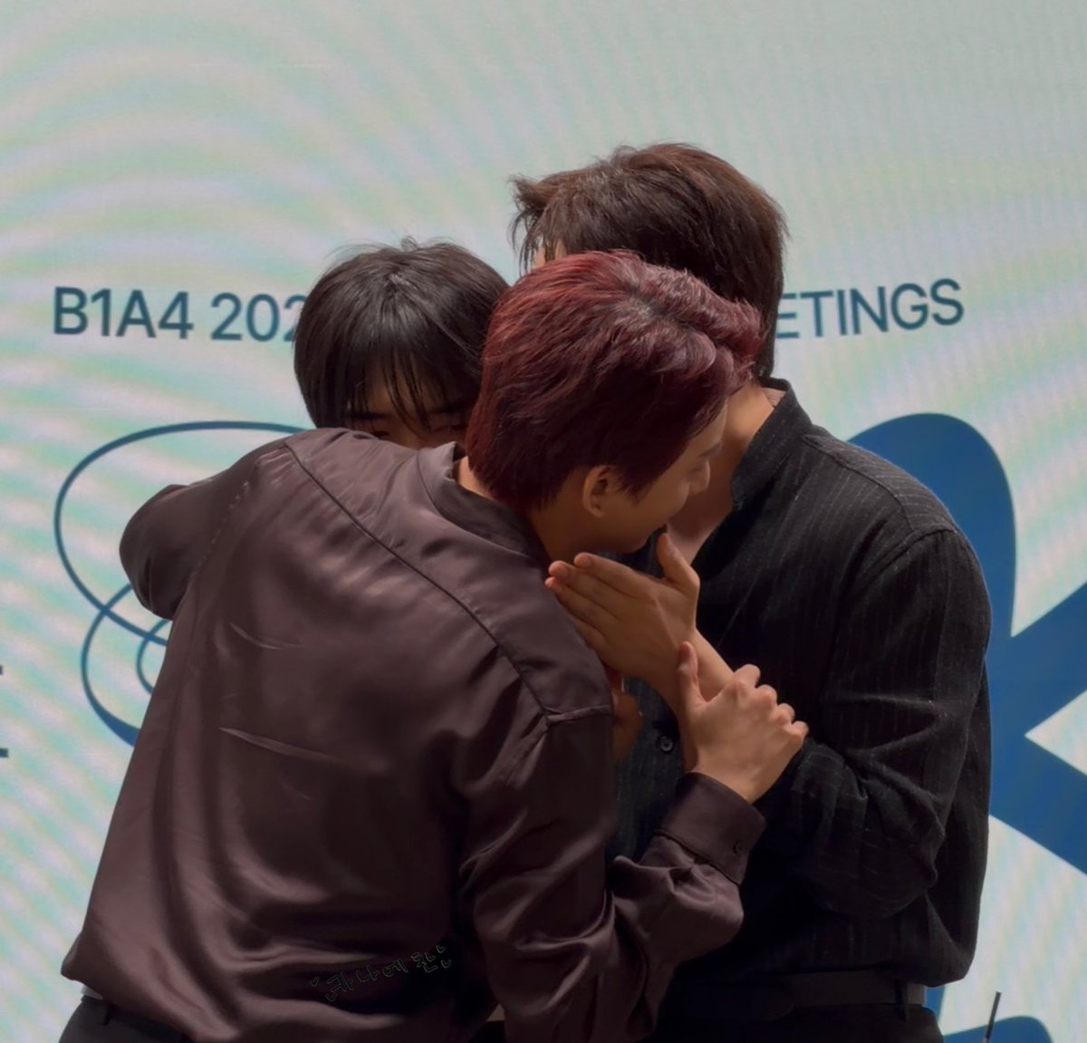 260328 애플뮤직 대면

세 사람이 활기차게 친하게 지내는 게 정말 최고예요🐻🐥🐶♥️ 
즐거운 시간 고마워요🥰✨
#신우 #CNU #산들 #SANDEUL #공찬 #GONGCHAN #B1A4