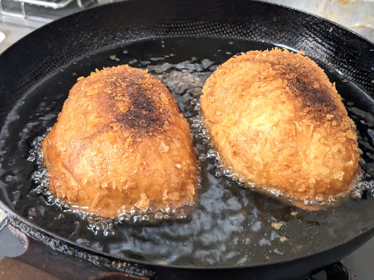 nabe_prv's tweet photo. カレーパン揚げるの難しい https://t.co/DASoAKYSmC