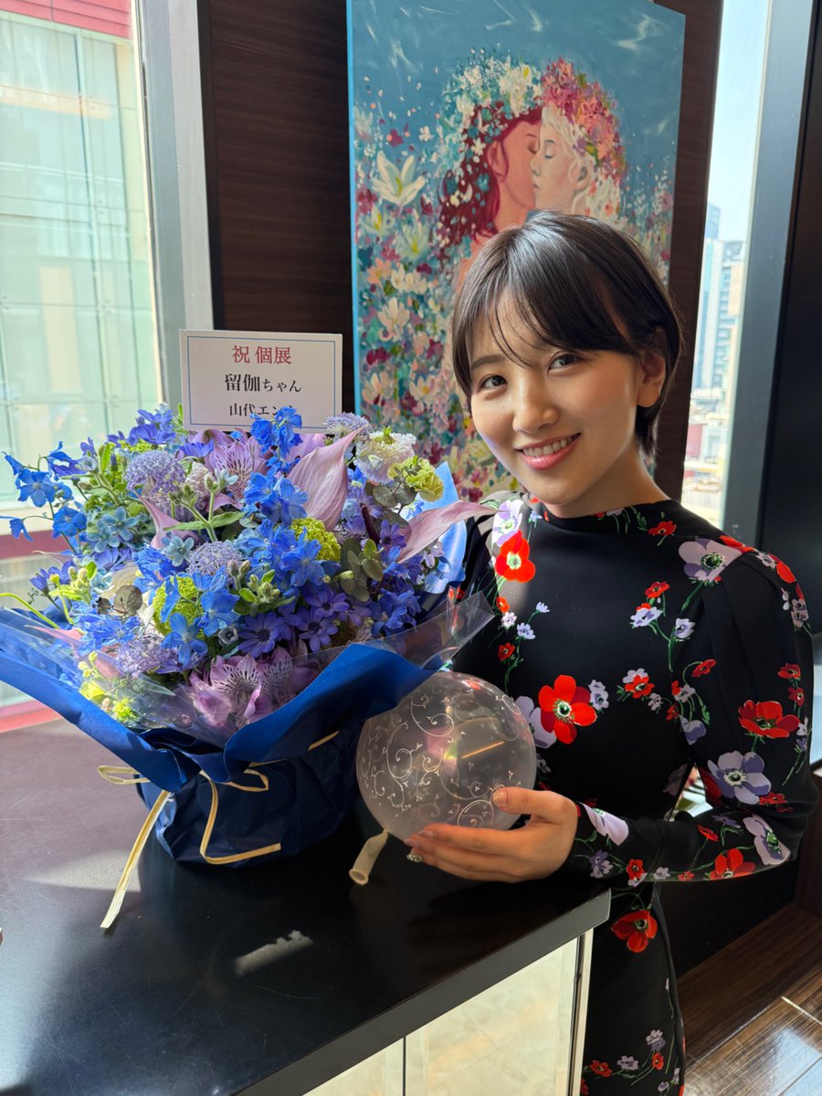 azumaruka's tweet photo. 本日からいよいよ個展がスタートです！✨
お祝いのお花もいただきました🌼

銀座にてお待ちしております！
https://t.co/D27x1KcdRA https://t.co/wphP7YPTP7