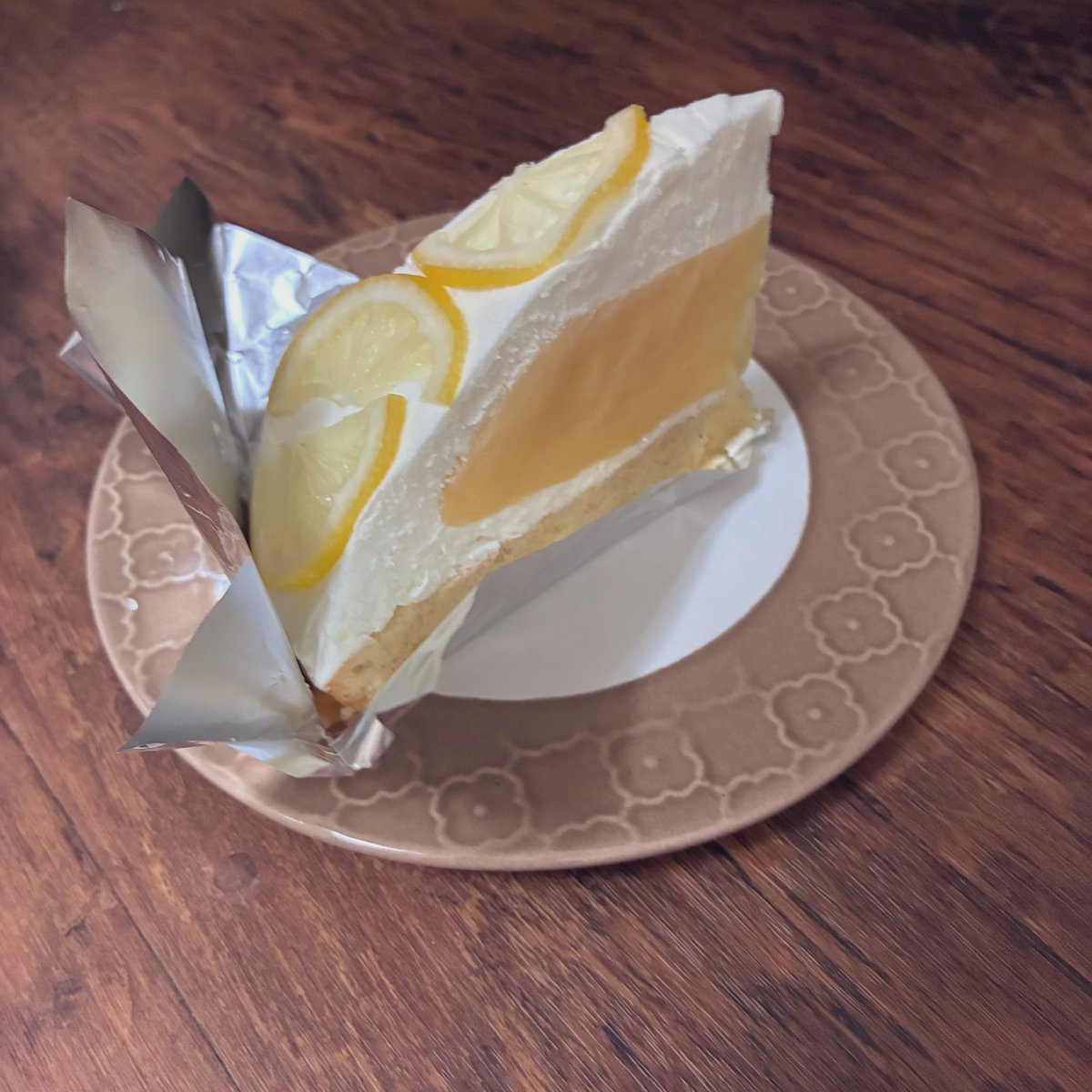mmry_eo's tweet photo. 久しぶりに通りかかった喫茶店で買ってみました🍋
酸っぱさが半端ない！笑　それ自体はめちゃくちゃ好みだけど、カスタードが酸味に消されて見つからなかったのは残念笑
酸味が和らぐたっぷり生クリームと、アーモンドパウダーたっぷりのフィナンシェみたいなスポンジ生地が良い感じでした🥰 https://t.co/AUmSGD95Rd